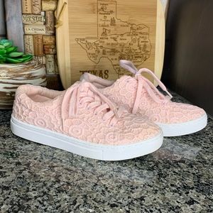 Isaac Mizrahi Imjina Pink Eyelet Sneakers Size 6.5